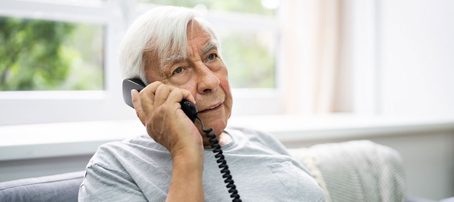 Téléphone fixe wifi : quel modèle choisir pour une personne âgée ?