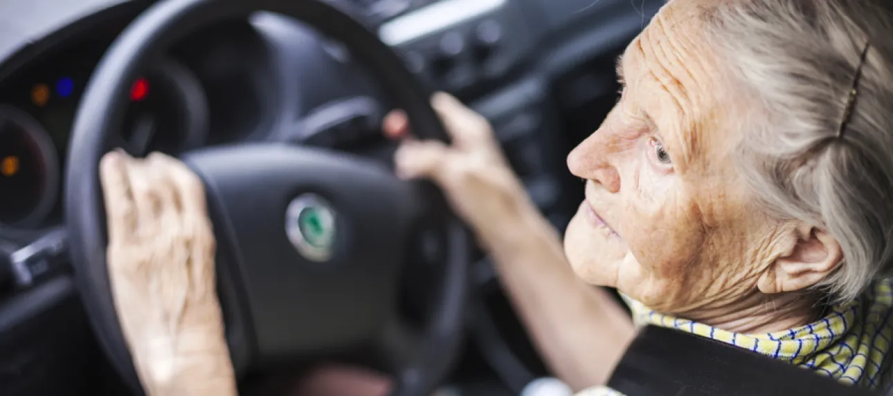 Senior en voiture