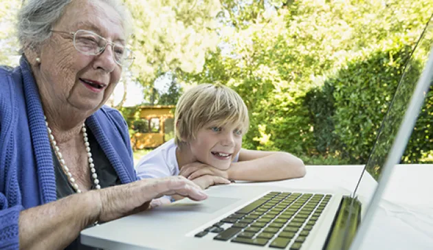 Personne âgée devant un ordinateur